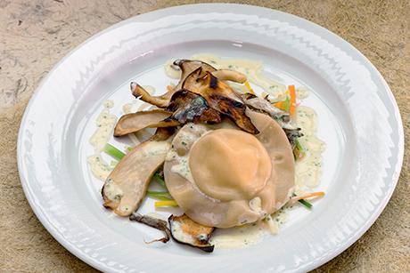Eigelb-Raviolo auf Rahmlauch mit Sbrinz und Kräuterseitling