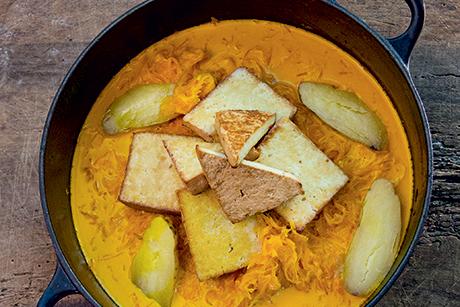 Safransauerkraut mit geräuchertem Tofu