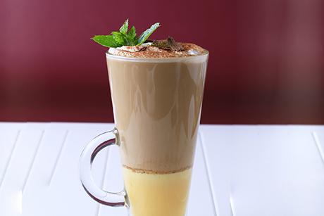 Eierlikör-Kaffee mit Milchschaum