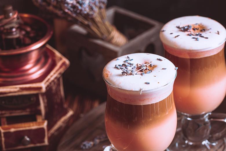Kokos-Latte mit Lavendelsirup