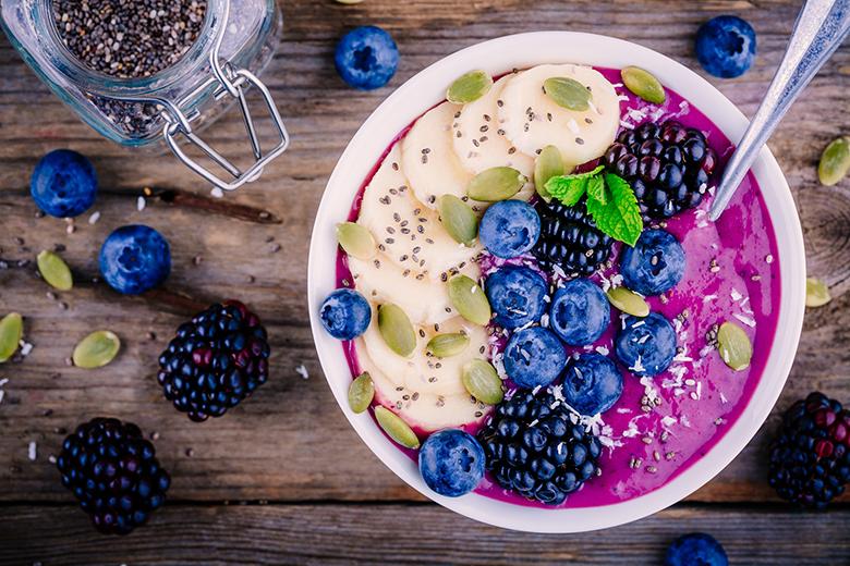Brombeeren Smoothie Bowl mit Heidelbeeren