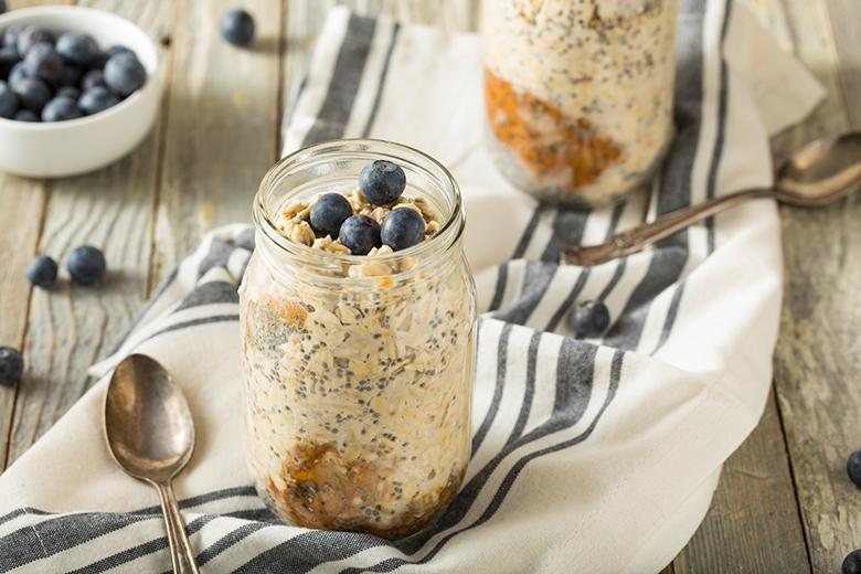 Overnight Oats mit Heidelbeeren und Mandeln