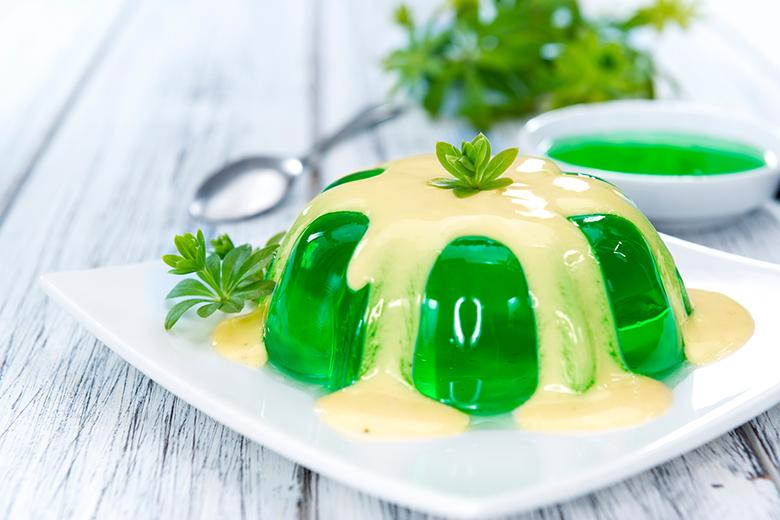 Waldmeister-Götterspeise in Vanillesauce