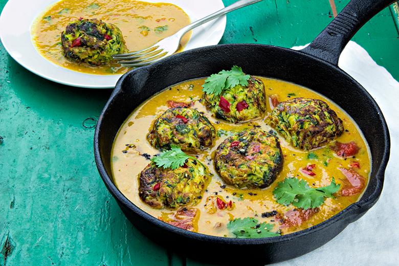 Zucchettikrapfen in Currysauce