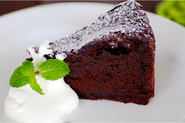 Schokoladenkuchen mit Schwarzer Sapote