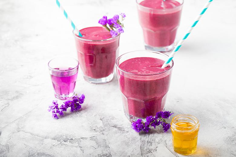 Brombeerensmoothie mit Veilchensirup
