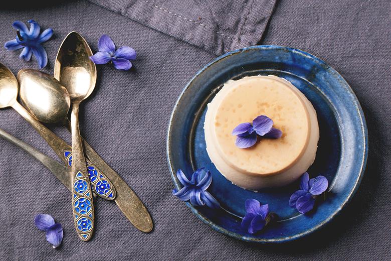 Karamell Panna Cotta mit Veilchen