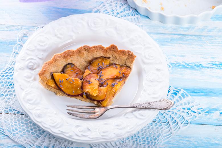 Nektarinentarte mit Lavendel