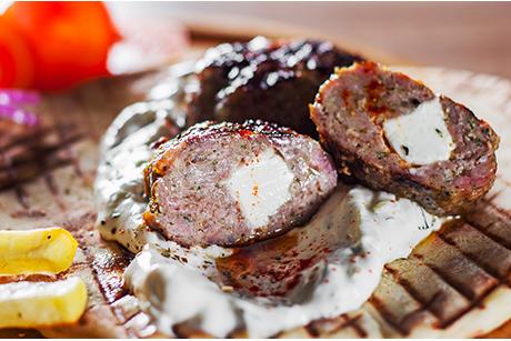 Bifteki gefüllt mit Feta