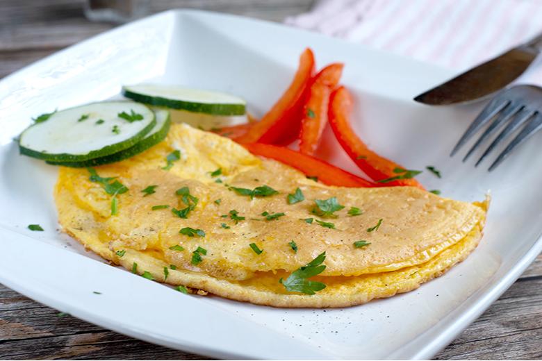 Gemüseomelette mit Mineralwasser