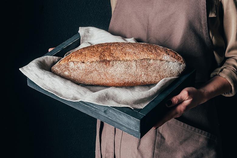 Dinkelbrot mit Mineralwasser