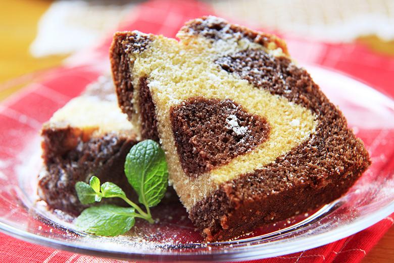 Marmorkuchen mit Mineralwasser
