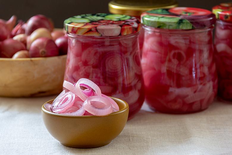 Eingelegte rote Zwiebeln
