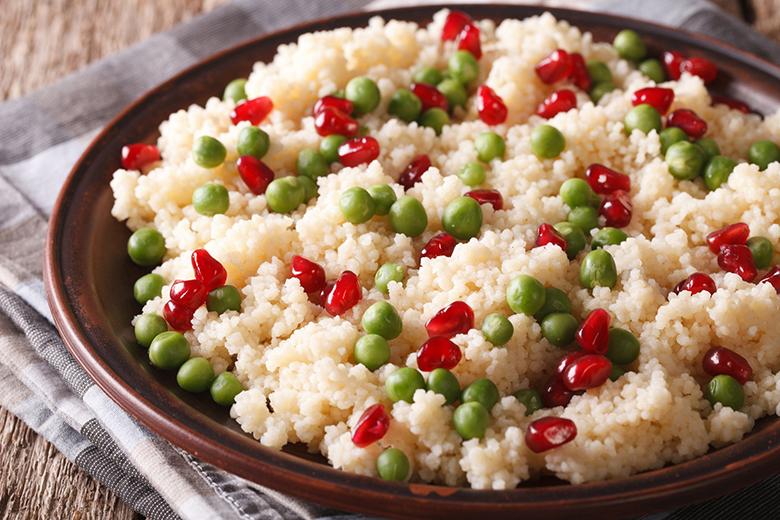 Couscous mit grünen Erbsen und Granatapfelkernen