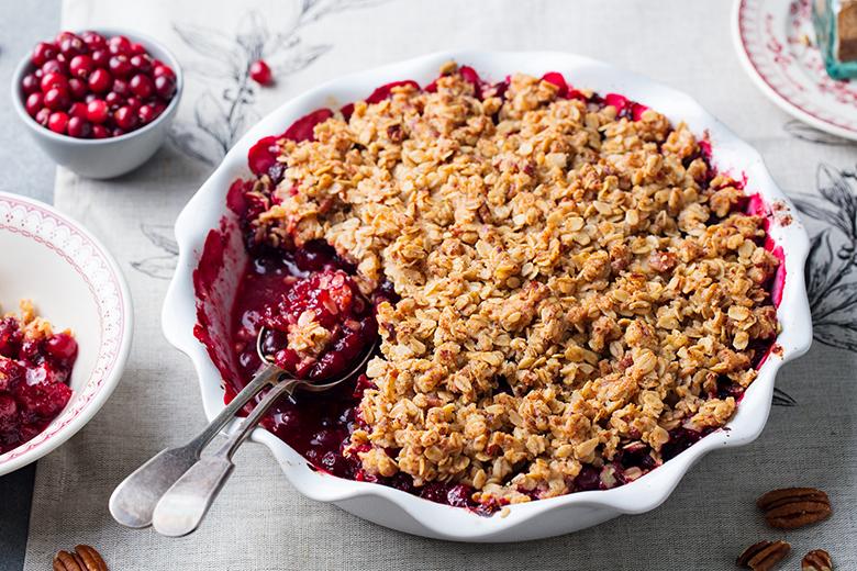 Christmas Crumble mit Beerensauce