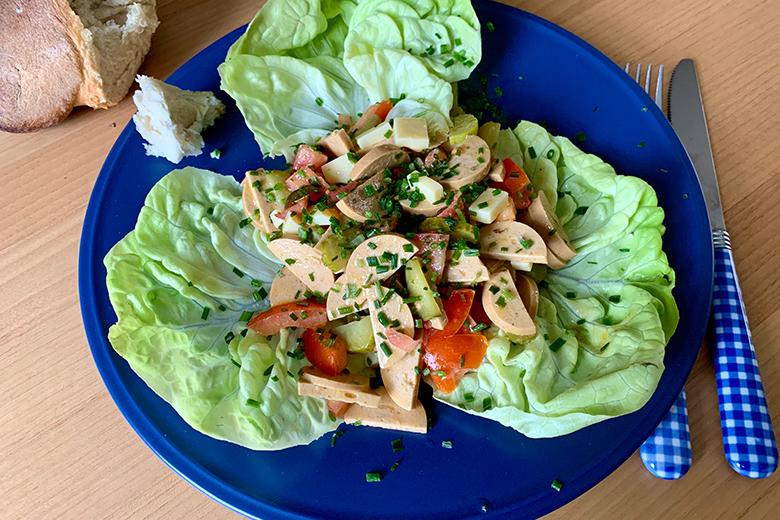 Vegetarischer Schweizer >Wurst<-Käse-Salat