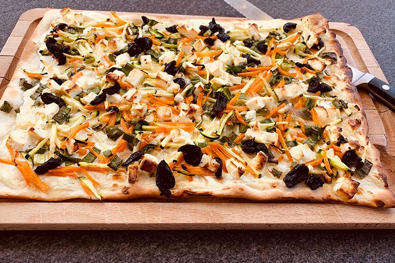 Vegetarischer Flammkuchen mit Gemüse
