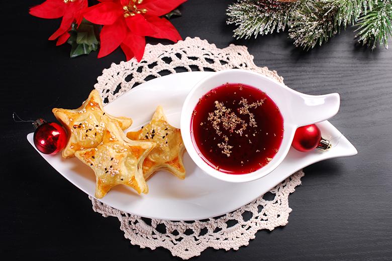 Roter Borschtsch mit Blätterteigsterne
