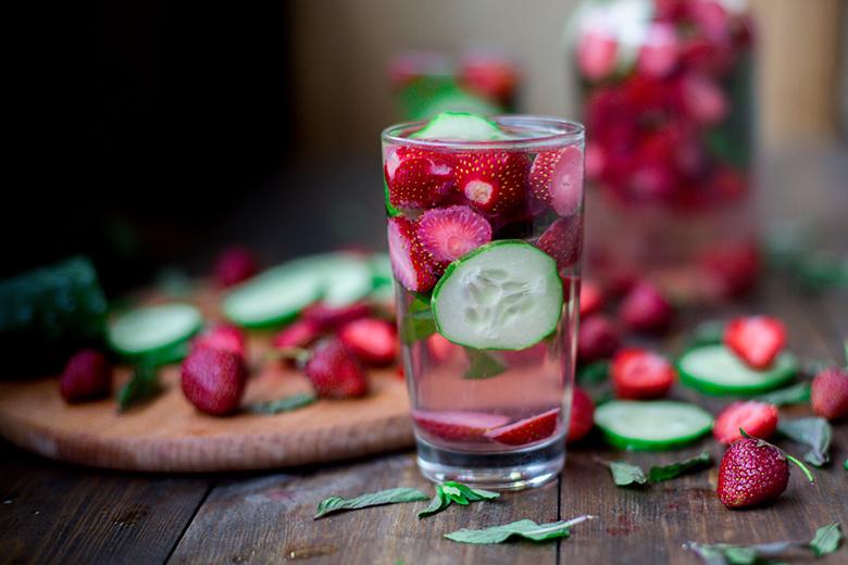 Minzgurkenwasser mit Erdbeeren