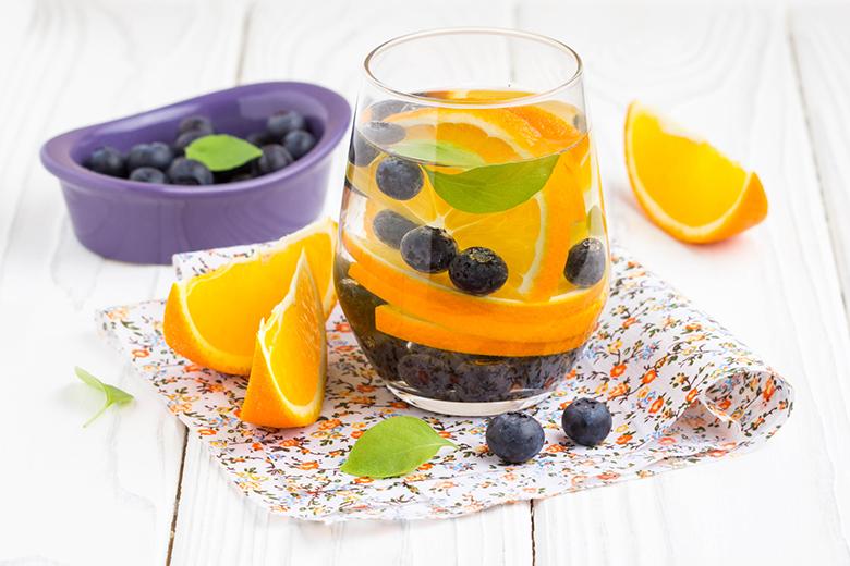 Infussionswasser mit Orange und Heidelbeeren