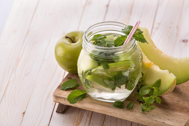Infussionswasser mit Melone und Apfel