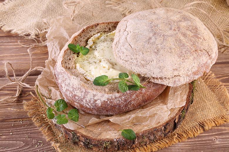 Camembert im Brotlaib