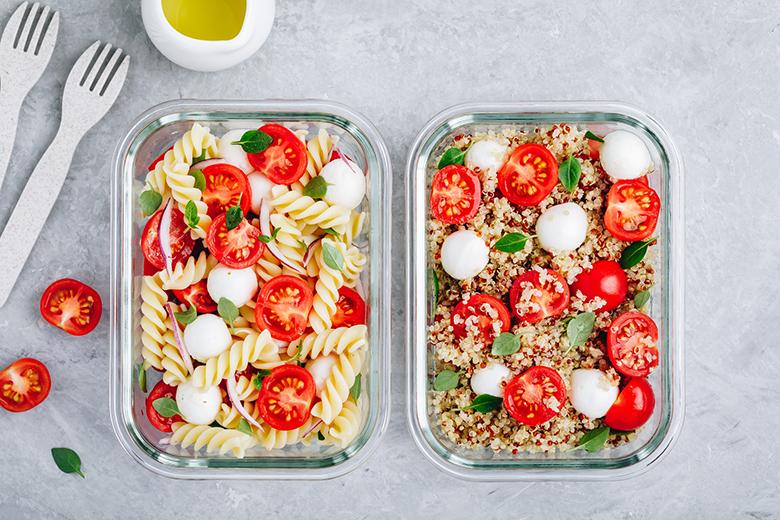 Meal Prep - Nudelsalat und Quinoasalat mit Tomaten und Mozzarella