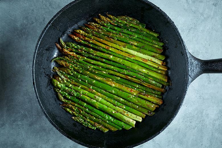 Gebratener Spargel in Olivenöl