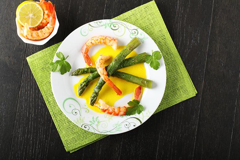 Grillierter Spargel mit Garnelen in Safransauce
