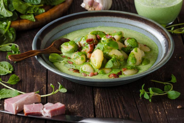 Gnocchi mit Speck in Basilikum-Spinat-Sauce