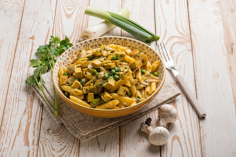 Penne mit Tofu, Erbsen, Champignons und Lauch