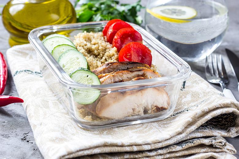 Meal Prep mit Quinoa, Poulet und Gemüse