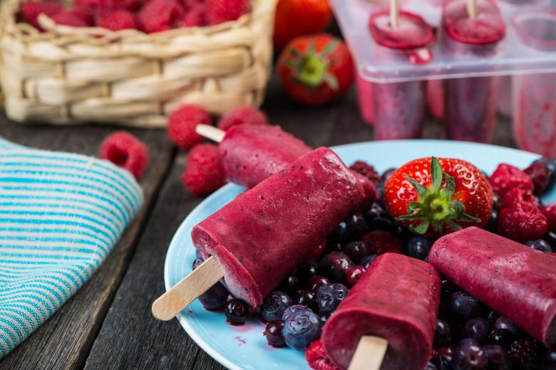 Eis am Stiel mit Tiefkühlbeeren