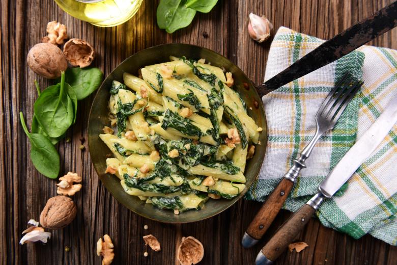 Penne mit Blattspinat und Baumnüssen