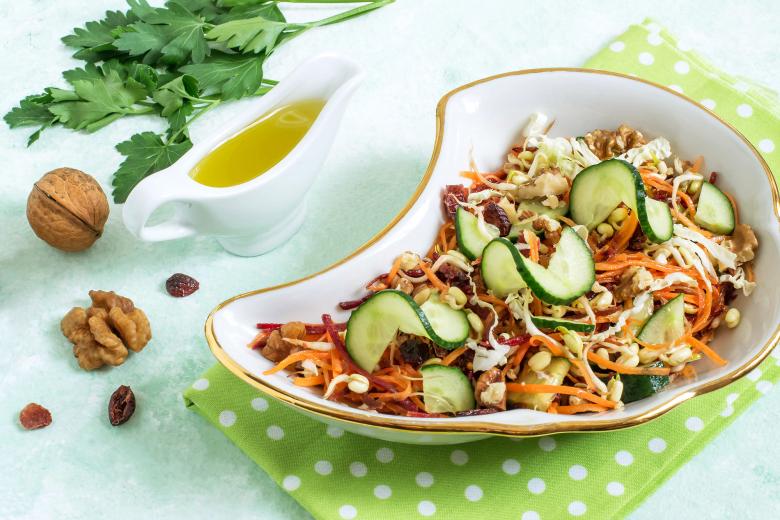 Gemüsesalat mit Mungobohnensprossen