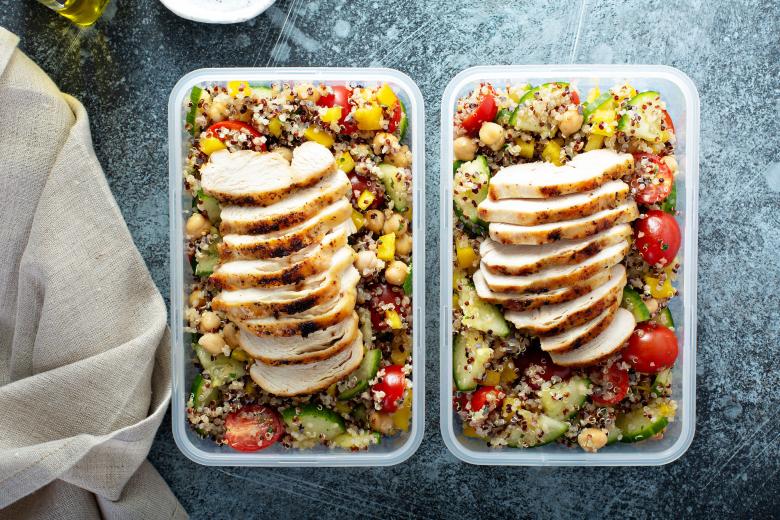 Quinoa Tabbouleh-Salat mit gegrilltem Poulet