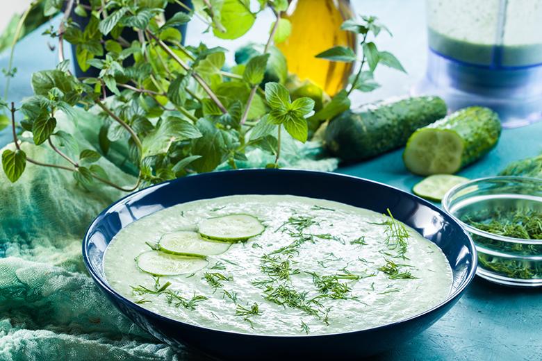 Joghurt-Gurken-Gazpacho mit Minze