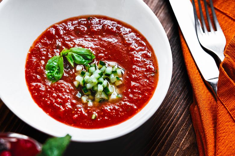 Kalte Erdbeer-Gurken-Suppe mit Wassermelone