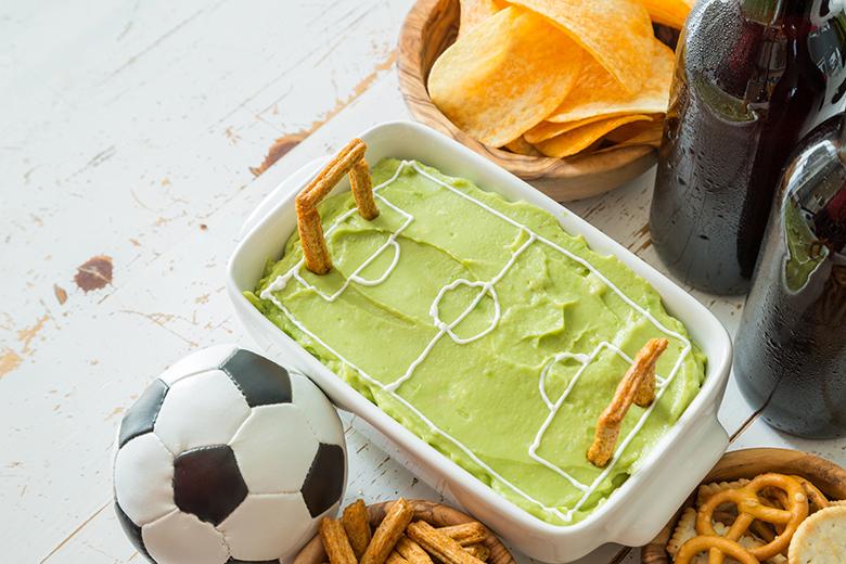 Guacamole Fussballfeld mit Crackern