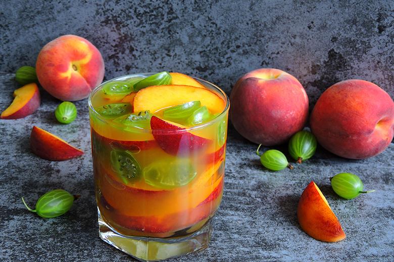 Detoxgetränke mit Stachelbeeren und Pfirsichen