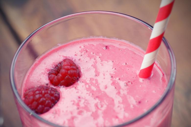 Bananensmoothie mit Himbeeren