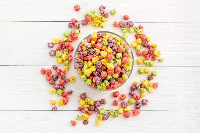 Buntes Popcorn für Kinder