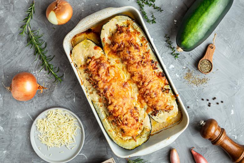 Gefüllte Zucchetti mit Tomatensauce und Käse