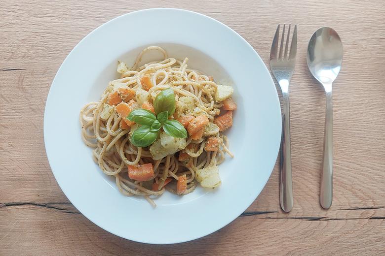 Spaghetti mit Basilikum-Pestosauce