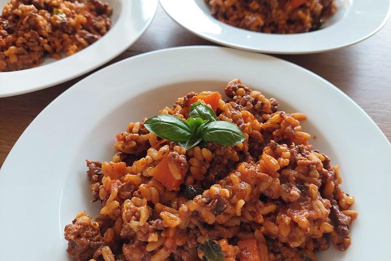Ebly mit Hackfleisch in Tomatensauce