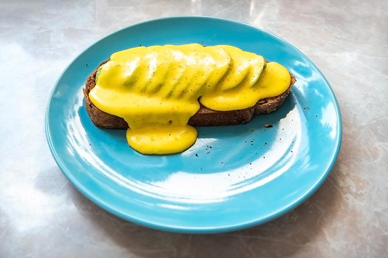 Avocadotoast mit Gorgonzolasauce