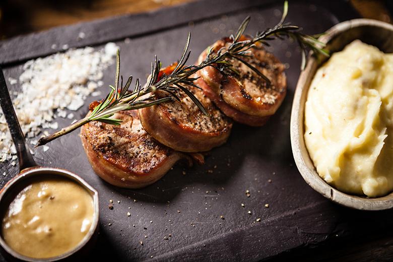 Schweinsmedaillons mit Salbei im Speckmantel