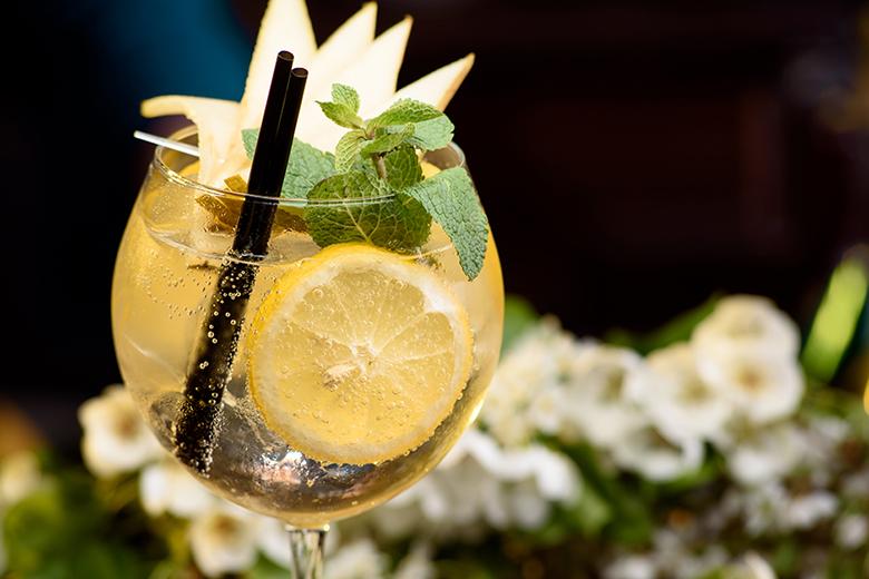 Sommercocktail mit Minze, Birne und Zitrone