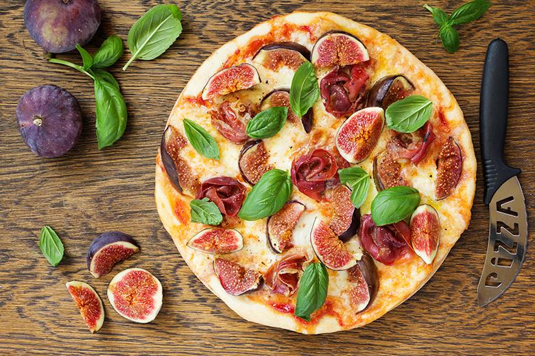 Pizza mit Feigen, Mozzarella und Parmaschinken