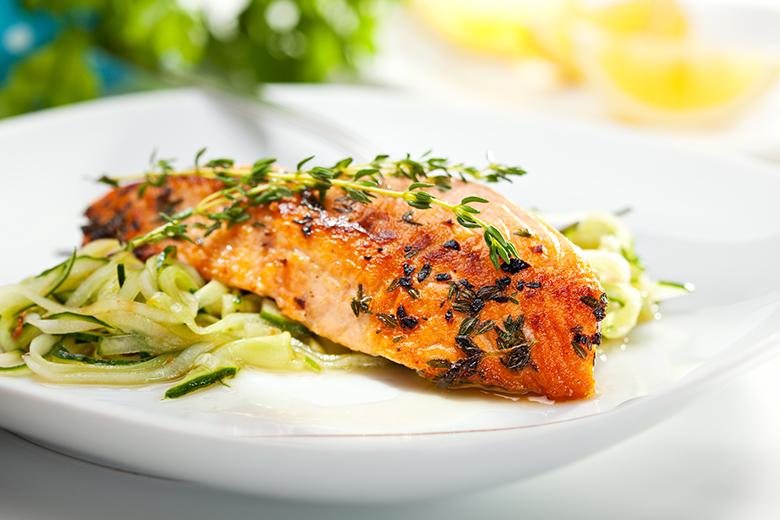 Zoodles mit Lachs in Frischkäsesauce